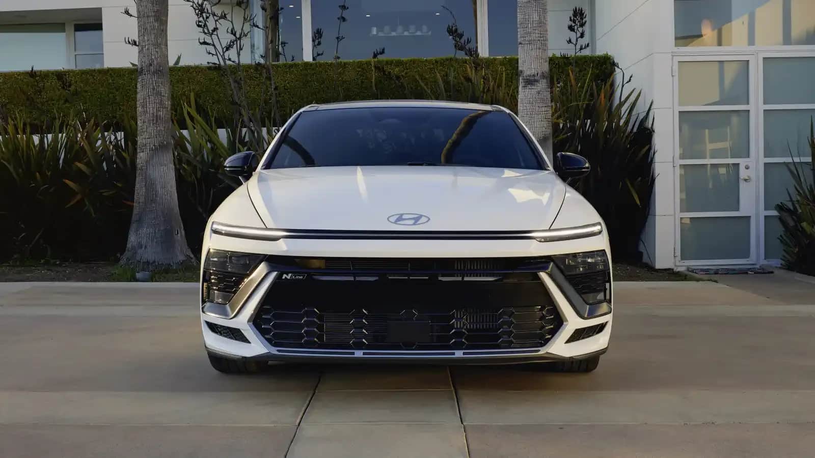 Hyundai SONATA sur route — berline au comportement sûr