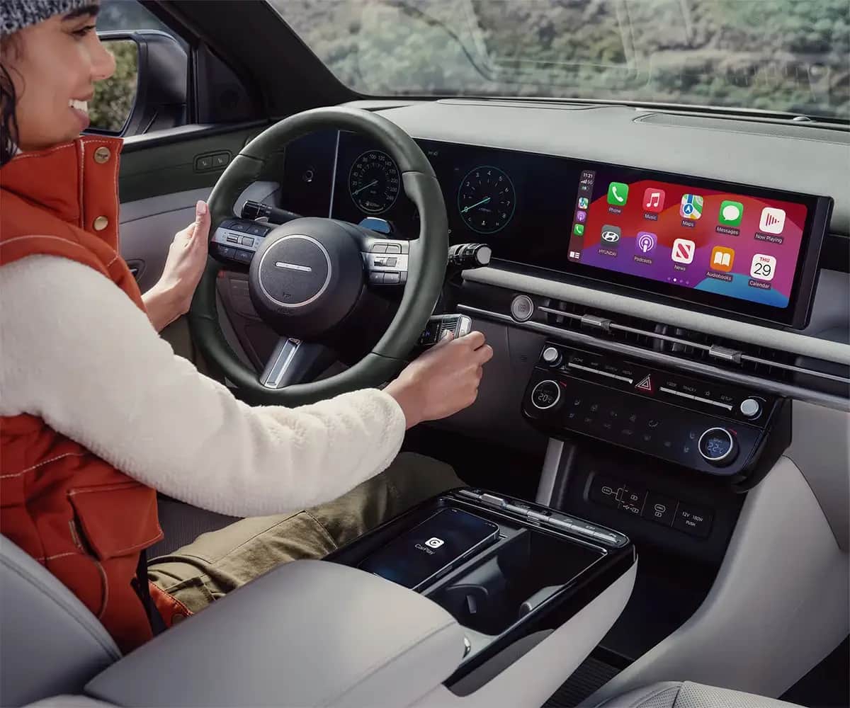 Intérieur du Hyundai TUCSON — écran central et commandes intuitives