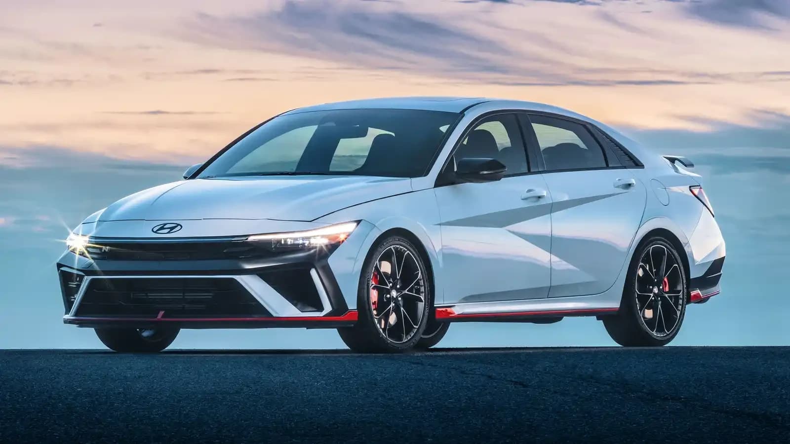 Hyundai ELANTRA N 2025 sur route — agilité et performance