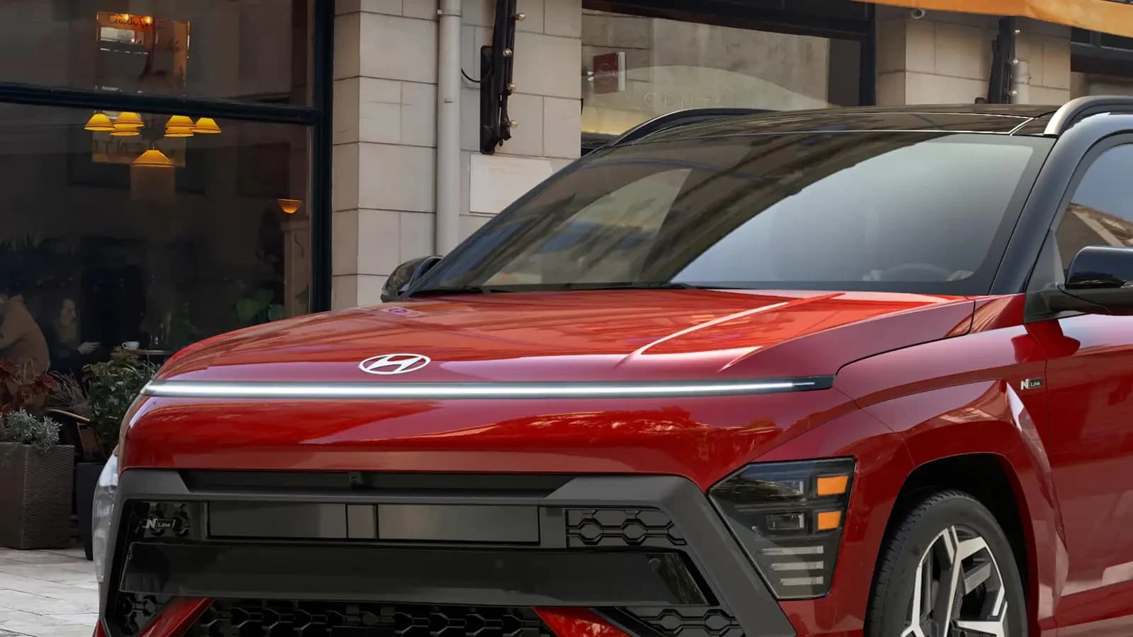 Hyundai KONA 2026 sur route urbaine — agilité et compacité